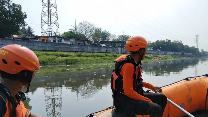 Nekat Terjun Ambil Kunci, Pemuda Hilang di Banjir Kanal Barat