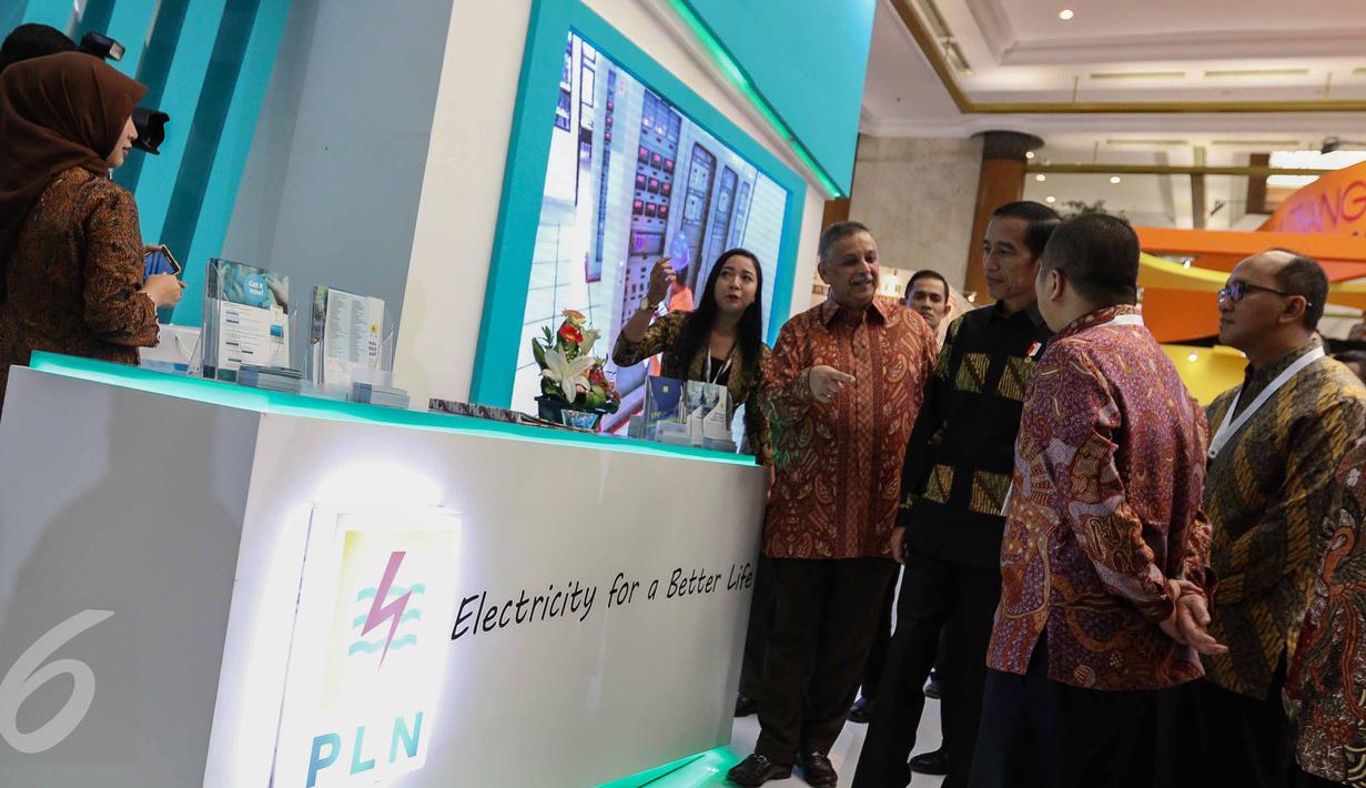 Presiden Joko Widodo meninjau stand PLN di IIW dan Konstruksi Indonesia Tahun 2016 di Jakarta (9/11). Pameran ini menampilkan berbagai produk dan teknologi terkini bagi industri infrastruktur, konstruksi dan telekomunikasi. (Liputan6.com/Faizal Fanani)