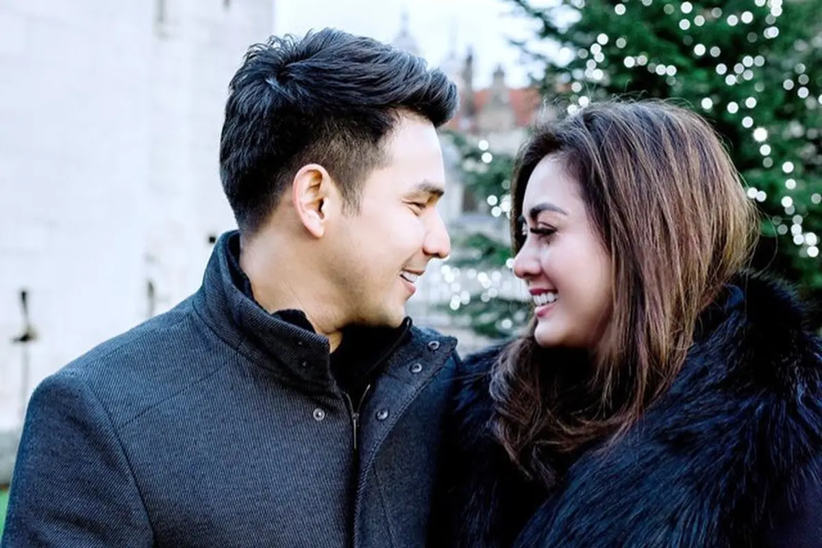 Dikabarkan Akan Bercerai, Ini 6 Potret Kebersamaan Jonathan Frizzy dan Sang Istri