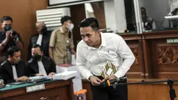 Bharada Richard Eliezer Pudihang Lumiu atau Bharada E sesaat sebelum menjalani sidang pemeriksaan saksi terkait kasus pembunuhan berencana Brigadir Yosua Hutabarat alias Brigadir J di Pengadilan Negeri Jakarta Selatan, Senin (31/10/2022). 11 saksi dihadirkan di sidang hari ini. (Liputan6.com/Johan Tallo)