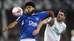 Pemain Everton, Ellis Simms (kiri) berebut bola dengan pemain Newcastle United, Fabian Schar pada laga pekan ke-33 Liga Inggris 2022/2023 di Goodison Park, Liverpool, Jumat (28/04/2023) dini hari WIB. The Magpies sukses menghajar tuan rumah dengan skor 4-1. (AFP/Oli Scarff)