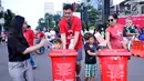 President Director Coca-Cola Indonesia (tengah), Diego Gonzalez membawa tempat sampah Plastic Reborn sebagai bentuk edukasi kelola sampah kemasan plastik kepada masyarakat di CFD Senayan, Jakarta, Minggu (4/3). Liputan6.com/Pool/Rizky)