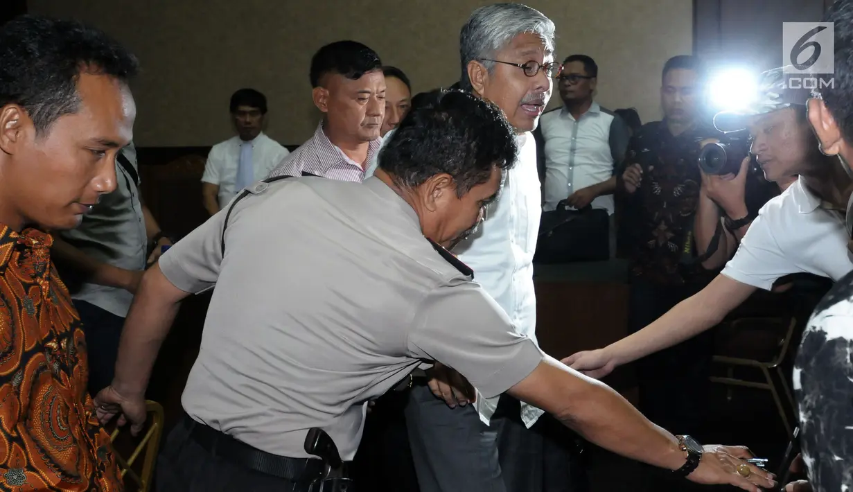 Gubernur Sulawesi Tenggara nonaktif Nur Alam dikawal keluar ruang sidang usai mengikuti pembacaan putusan di Pengadilan Tipikor, Jakarta, Rabu (28/3). Nur Alam dihukum 12 tahun penjara dan denda satu miliar. (Liputan6.com/Helmi Fithriansyah)