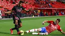Pemain Real Madrid Vinicius Junior (kiri) memperebutkan bola dengan pemain Granada Quini pada pertandingan La Liga di Stadion Los Carmenes, Granada, Spanyol, Kamis (13/5/2021). Real Madrid menang telak 4-1 atas Granada. (AP Photo/Fermin Rodriguez)