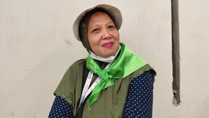 Rina Abdulullah, jemaah Indonesia yang pergi haji untuk membadalkan mendiang ibunya, ditemui di Jamarat, Mina, Makkah, 28 Mei 2026. (dok. Media Center Haji 2026)