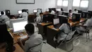 Sejumlah siswa mengikuti Ujian Nasional (UN) berbasis komputer di SMKN Budi Utomo, Jakarta, Senin (13/4/2015). Hari ini hingga Rabu (15/4), sejumlah SMA/sederajat melaksanakan UN dengan lembar soal maupun berbasis komputer. (Liputan6.com/Herman Zakharia)