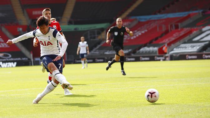 Pemain Tottenham Hotspur Son Heung-min mencetak gol ke gawang Southampton pada pertandingan Liga Premier Inggris di Stadion St. Mary, Southampton, Inggris, Minggu (20/9/2020). Tottenham menekuk Southampton 5-2, Son Heung-min menyumbang empat gol. (Andrew Boyers/Pool via AP)