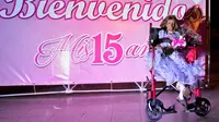 Magali Gonzalez Sierra saat merayakan ulang tahunnya ke-15 di El Cabuyal, Kolombia, 16 Januari 2016. Magali menderita progeria, kelainan genetik yang membuat tubuhnya cepat tua sehingga memiliki tubuh setara wanita berusia 90 tahun. (AFP/LUIS ROBAYO)