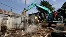 Sebanyak 157 bangunan liar di bantaran rel kereta api Jalan Raya Lenteng Agung, Jakarta Selatan, dibongkar paksa petugas PT KAI, Jakarta, Rabu (28/1/2015). (Liputan6.com/Miftahul Hayat)