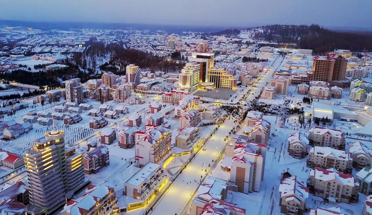 Pemandangan Kota Samjiyon di Korea Utara, Senin (2/12/2019). Kota ini memiliki 380 blok bangunan umum dan industri yang membentang sebesar ratusan hektare. (STR/AFP/KCNA MELALUI KNS)
