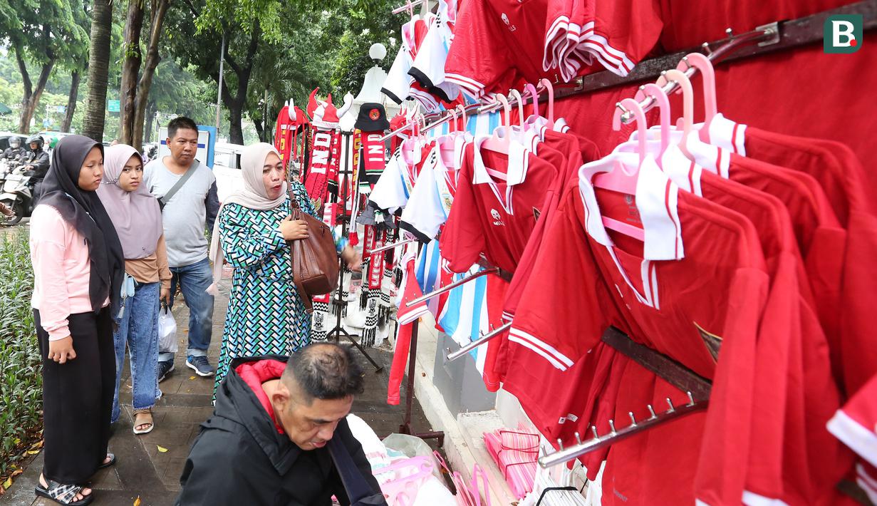 <p>Calon pembeli memilih jersey di sekitar Stadion Utama Gelora Bung Karno (SUGBK), Senayan, Jakarta hari Senin (19/06/2023). Sejumlah pedagang pernak-pernik bertebaran di sekitar SUGBK jelang pertandingan Timnas Indonesia menghadapi Argentina. Mereka menjual dagangan mereka mulai dari Rp35 ribu hingga Rp200 ribu. (Bola.com/M Iqbal Ichsan)</p>