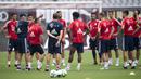 Pelatih Bayern Munchen, Carlo Ancelotti, memberikan arahan kepada anak asuhnya saat latihan di Shanghai, Selasa (18/7/2017). Bayern Munchen akan menghadapi Arsenal pada turnamen pramusim bertajuk International Champions Cup. (AFP/Johannes Eisele)