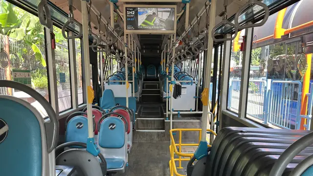 Tampilan dalam dan luar bus Transjabodetabek rute Blok M menuju Bandara Soekarno-Hatta (SH2).