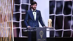 Kiper Liverpool Alisson Becker memberi sambutan saat meraih piala Yachine Trophy dalam malam penghargaan Ballon d'Or 2019 di Chatelet Theatre, Paris, Prancis, Senin (2/12/2019). Alisson  diakui sebagai kiper pria terbaik di dunia oleh France Football Magazine. (FRANCK FIFE/AFP)