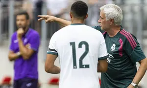 Pelatih Real Madrid asal Portugal, Jose Mourinho (kanan), berbicara dengan bek Real Madrid, Trent Alexander-Arnold, selama pertandingan persahabatan pramusim antara Real Madrid dan ACF Fiorentina di Klagenfurt, Austria pada 1 Agustus 2026. (WOLFGANG JANNACH/APA/AFP)