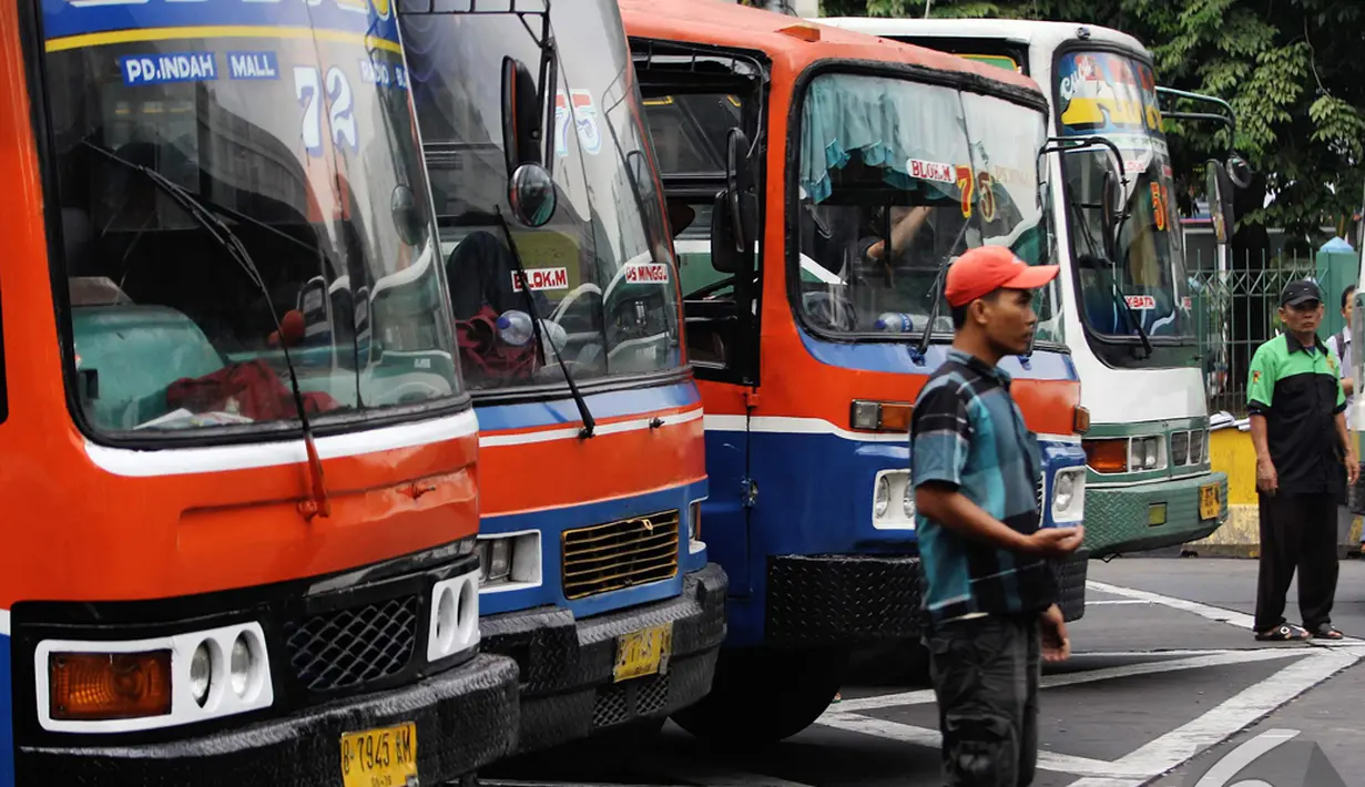 Menurut Pemda DKI, pencabutan izin kendaraan umum tidak akan mengurangi transportasi publik di Ibukota. Karena saat ini Pemda sedang gencar melakukan pengadaan ratusan bus Transjakarta (17/11/2014) (Liputan6.com/Faizal Fanani)