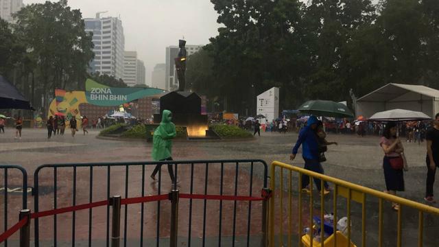 Hujan mengguyur kawasan GBK jelang acara penutupan Asian Games 2018