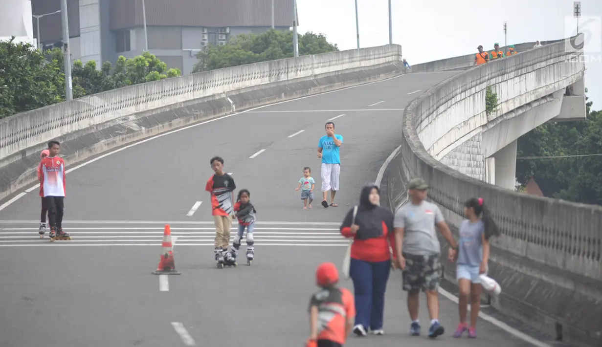 Sejumlah warga beraktivitas di Jalan Layang Non-Tol Antasari saat car free day di Jakarta, Minggu (14/1). Sedangkan, untuk Jl Antasari yang berada di bawah JLNT masih dapat dilalui kendaraan bermotor. (Liputan6.com/Immanuel Antonius)