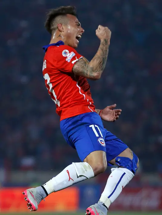 Gelandang Chile, Eduardo Vargas melakukan selebrasi usai mencetak gol di pertandingan Copa America 2015 di National Stadium, Santiago, Chile, (16/6/2015). Chile bermain imbang 3-3 dengan Meksiko. (REUTERS/Carlos Garcia Rawlins)