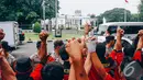 Ratusan orang yang kompak memakai baju merah ini menuntut Jokowi-JK untuk membatalkan rencana kenaikan harga BBM karena memberatkan masyarakat yang tak kurang mampu, Jakarta, Selasa (11/11/2014)(Liputan6.com/Faizal Fanani)