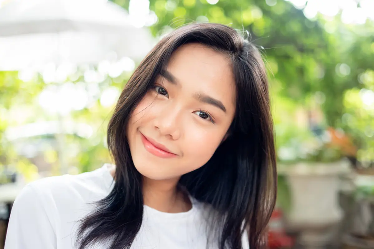 perempuan tersenyum