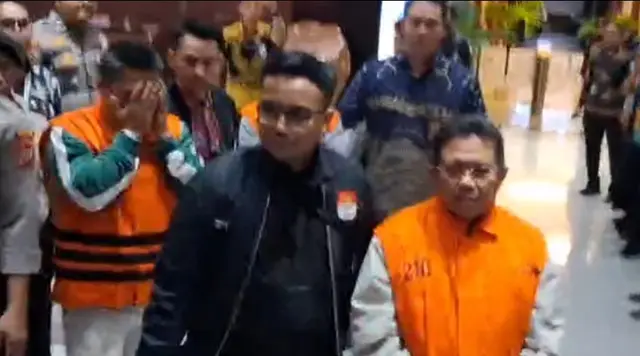Penampakan Bupati Lombok Barat Pakai Rompi Oranye dan Diborgol