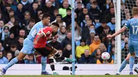 Manchester United berhasil menyamakan skor 1-1 pada menit ke-22. Gol dicetak Jadon Sancho melalui skema serangan balik cepat yang melibatkan Bruno Fernandes dan Paul Pogba. Didahului umpan Paul Pogba, Jadon Sancho menggiring bola untuk kemudian melepaskan sepakan terukur. (AFP/Oli Scarff)