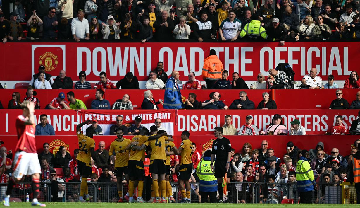 Pemain Wolves merayakan gol ke gawang Manchester United yang dicetak oleh Pablo Sarabia dalam laga lanjutan Liga Inggris 2024/2025 di Old Trafford, Inggris, Minggu (20/04/2025) waktu setempat. (AFP/Paul Ellis)