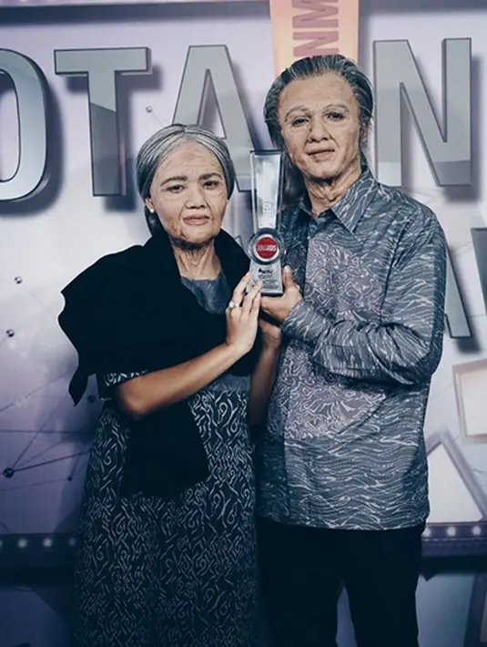 Penghargaan tersebut adalah bukti dari keromantisan mereka selama ini. Selain  itu, penghargaan ini dijadikan keduanya sebagai motivasi untuk terus menjaga keharmonisan rumah tangganya yang baru berusia tiga tahun. (Instagram/Herfiza)