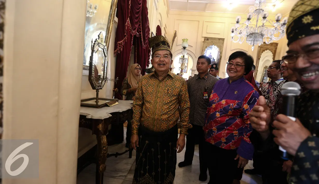 Wapres Jusuf Kalla didampingi Menteri LHK Siti Nurbaya meninjau Istana Siak Sri Indrapura, Kabupaten Siak, Riau, Jumat (22/7). Puncak Hari Lingkungan Hidup Sedunia Tingkat Nasional 2016 ini mengangkat tema "Go Wild for Life". (Liputan6.com/Faizal Fanani)
