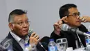 Anggota Pansel Kompolnas, Romli Atmasasmita (kiri) mengajukan pertanyaan pada salah satu peserta seleksi Calon Anggota Kompolnas 2016-2020 di Jakarta, Rabu (6/4/2016). 24 peserta mengikuti sesi wawancara terbuka. (Liputan6.com/Helmi Fithriansyah)