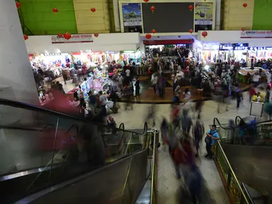 Geliat perdagangan Pasar Tanah Abang, Jakarta, Sabtu (25/5/2019). Pasca Aksi 22 Mei 2019 kawasan pasar Tanah Abang mulai kembali normal. (merdeka.com/Imam Buhori)