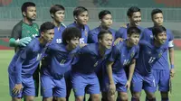 Pemain Thailand saat melawan Indonesia pada laga persahabatan di Stadion Pakansari, Bogor, Minggu, (03/6/2018). Indonesia bermain imbang 0-0 dengan Thailand. (Bola.com/M Iqbal Ichsan)