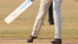 Aksi Raja Philippe saat bermain kriket di Oval Maidan di Mumbai, India, Jumat, (10/11). Ratu Belgia Mathilde dan Raja Philippe melakukan kunjungan tujuh hari ke India. (AFP Photo / Indranil Mukherjee)