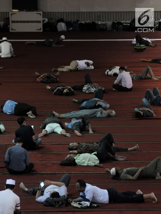 Umat muslim tidur di lantai dasar Masjid Istiqlal, Jakarta, Senin (13/5). Masjid Istiqlal masih menjadi pilihan warga baik dari dalam maupun luar Jakarta beristirahat, bahkan tidur usai melaksanakan salat guna menghindari batal puasa akibat teriknya suhu di Ibu Kota. (merdeka.com/Iqbal S. Nugroho)