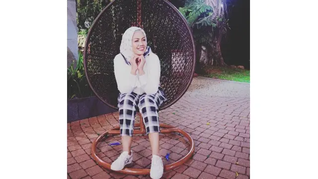 6 Gaya Foto Elly Sugigi Bak ABG, Ada yang di Pinggir Kolam Renang