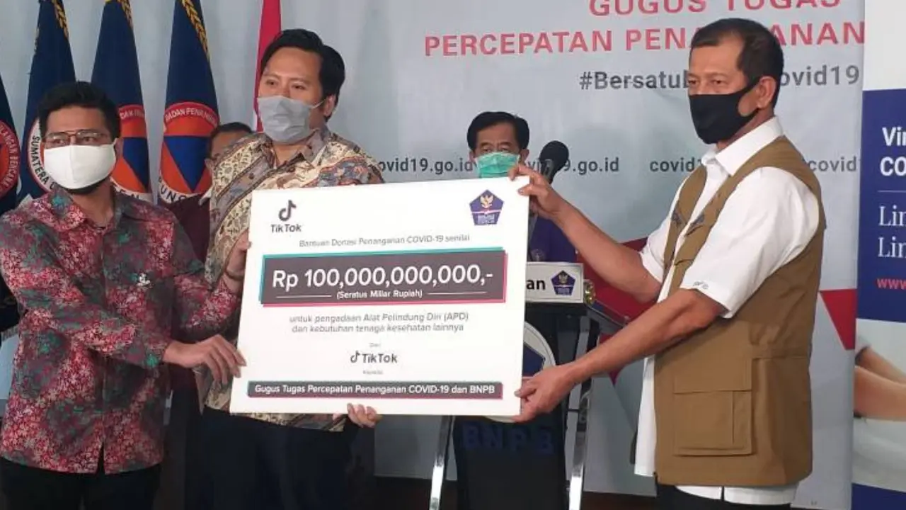 TikTok menyerahkan bantuan Rp 100 miliar untuk percepatan penanganan Covid-19.