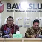 Anggota Bawaslu, Fritz Edward Siregar (kiri) dan Rahmat Bagja  memberikan keterangan  secara live streaming membahas Rekomendasi Bawaslu terkait Antisipasi Dampak Virus Covid -19 terhadap Pilkada Tahun 2020, Jakarta, Selasa (17/3/2020). (Liputan6.com/Faizal Fanani)