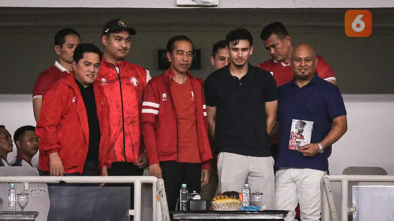 Foto: Bawa Sang Ayah, Momen Nathan Tjoe-A-On Foto Bareng Presiden Jokowi saat Timnas Indonesia Vs Brunei