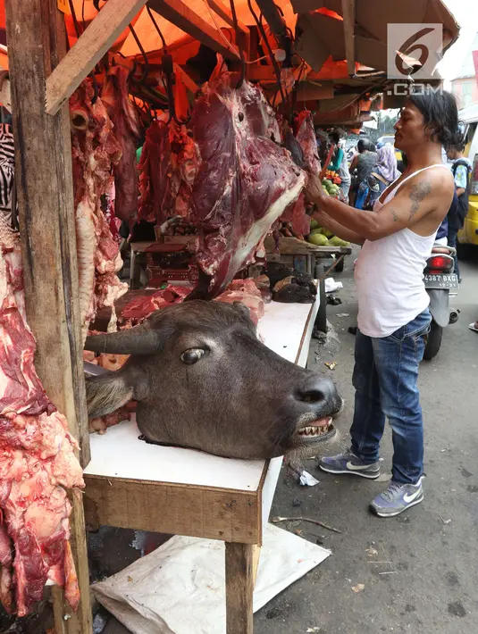 Pedagang musiman memotong daging sapi dan kerbau di Pasar Ciledug, Tangerang, Rabu (13/6). Pada H-2 Idul Fitri, harga daging sapi mengalami kenaikan hingga mencapai Rp 140 ribu per kilogram. (Liputan6.com/Angga Yuniar)