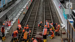 Aktivitas pembongkaran aspal yang menutup jalur trem pada masa kolonial Belanda di lokasi proyek MRT Jakarta fase 2 di kawasan Jalan Gajah Mada, Jakarta, Rabu (9/11/2022). Rel Trem Kembali ditemukan pada proyek pembangunan MRT Jakarta Fase 2A Glodok-Kota, seberang Mall Gajah Mada. (Liputan6.com/Faizal Fanani)