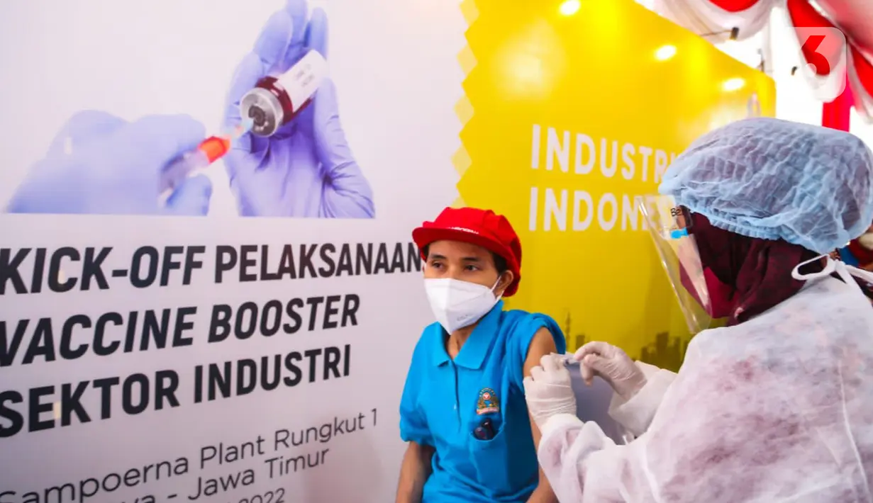 Karyawan saat vaksinasi booster di Surabaya, Jawa Timur, (24/2/2022).
PT HM Sampoerna Tbk. (Sampoerna) telah melakukan kegiatan vaksinasi booster untuk 5.900 karyawan di dua pabrik yang berlokasi di Surabaya, Jawa Timur pada 24-26 Februari 2022. (Liputan6.com/HO/Sampoerna)