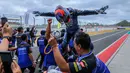 <p>Pembalap Yamaha Racing Indonesia, Wahyu Nugroho melakukan selebrasi 'T Pose' saat merayakan podium kedua Race 1 SS600 Asia Road Racing Championship (ARRC) Mandalika 2025 di Sirkuit Internasional Mandalika, Lombok, Nusa Tenggara Barat, Sabtu (30/08/2025). (Bola.com/Bagaskara Lazuardi)</p>