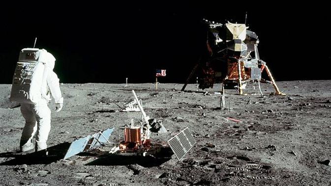 Misi Apollo 11 di permukaa Bulan (NASA)