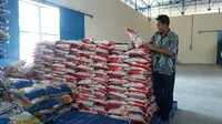 Perum Bulog Divre Sumsel Babel menjamin stok beras di gudang bisa mencukupi untuk 9,7 bulan (Liputan6.com / Nefri Inge)
