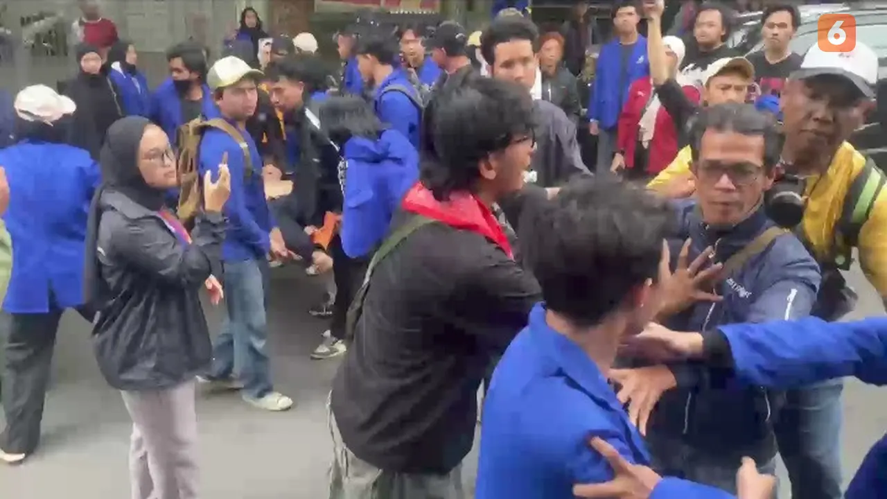Mahasiswa dan jurnalis sempat bentrok dalam aksi demo penolakan pengesahan UU TNI di depan DPRD Kota Sukabumi. (Liputan6.com/Fira Syahrin).