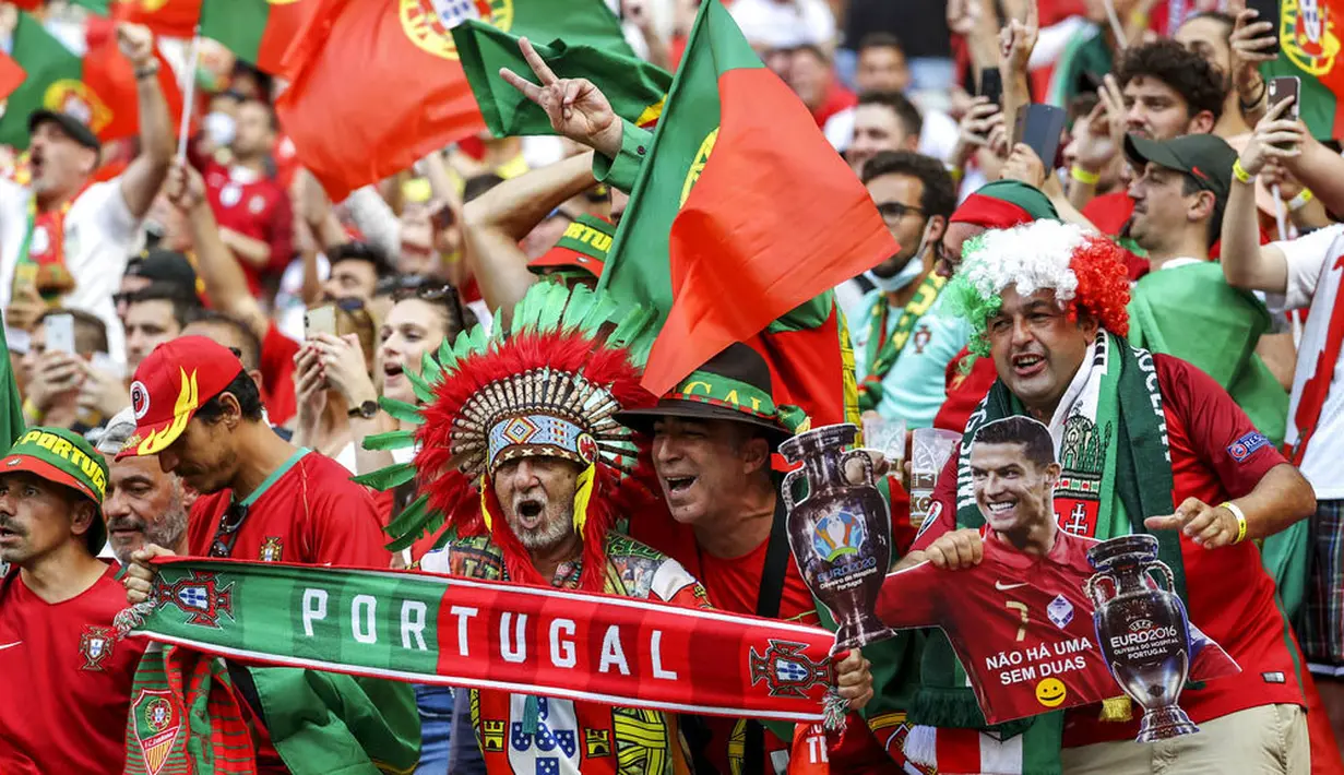 Suporter Portugal juga diperbolehkan menyaksikan langsung di Puskas Arena, syaratnya mereka wajib dinyatakan negatif Covid-19 dalam tes PCR 72 jam sebelum kickoff pertandingan atau bukti sudah divaksin. (Bernadett Szabo/Pool via AP)