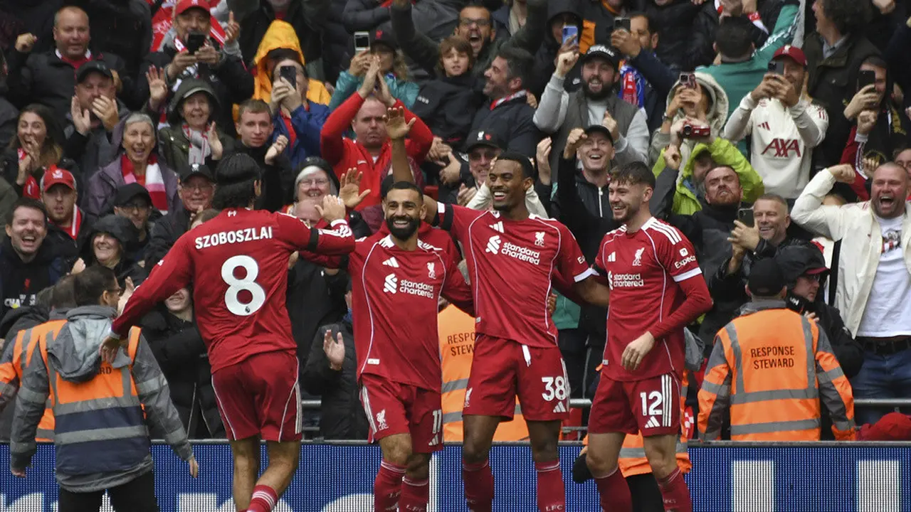 Skuad Liverpool merayakan gol Ryan Gravenberch (kedua dari kanan) di laga lawan Everton di pekan kelima Liga Inggris 2025/2026 di Anfield, sabtu (20/09/2025). (AP Photo/Rui Vieira)