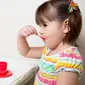 Kiat agar Anak Berhenti Minum dari Botol Susu