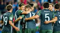 Para pemain Jerman merayakan gol ke gawang Norwegia pada laga kualifikasi Piala Dunia 2018 di Ullevaal Stadion, Oslo, Minggu (4/9/2016). (AFP/Vegard Wivestad Grott)